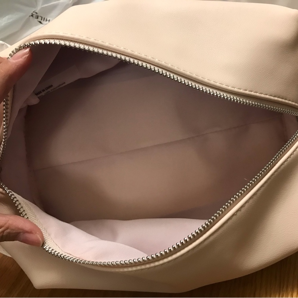 Calvin Klien pouch - Picture 2 of 6